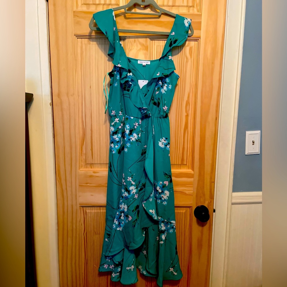 Medium Green floral flutter sleeve, ruffle hi-low bottom, new with tags-